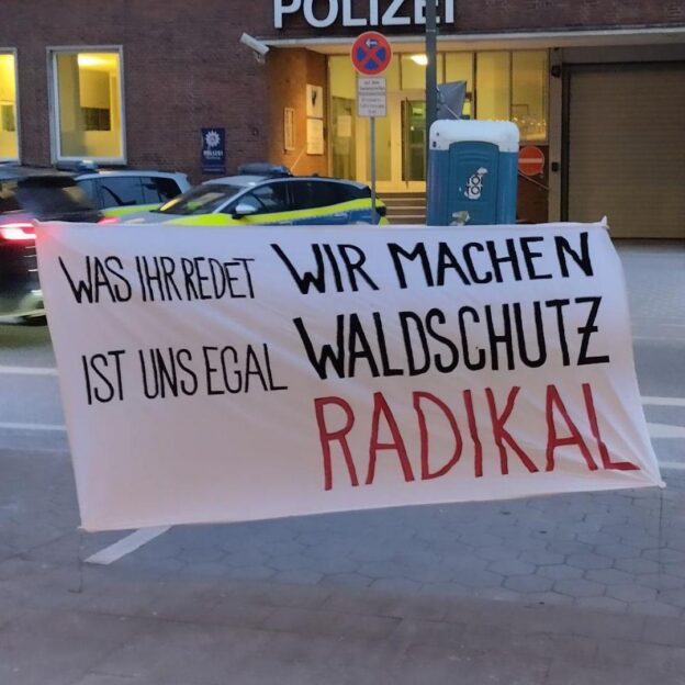 Banner mit der Aufschrift: Was ihr redet ist uns egal. Wir machen Waldschutz radikal